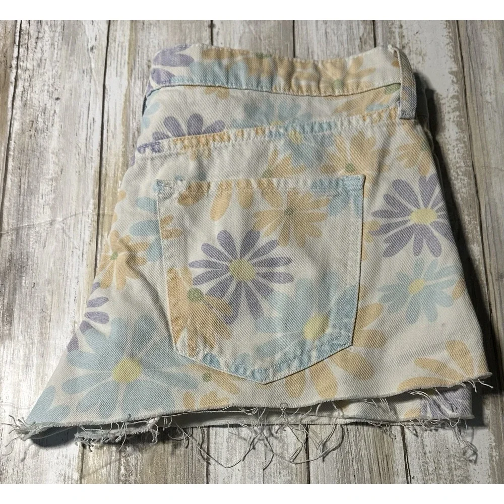 NWT Forever 21 Denim Shorts Size 29 Raw Hem. White Denim Daisy‎ Floral